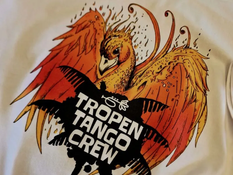 Bedrucktes Crew-Shirt der Tropen Tango Crew mit Phönix-Motiv