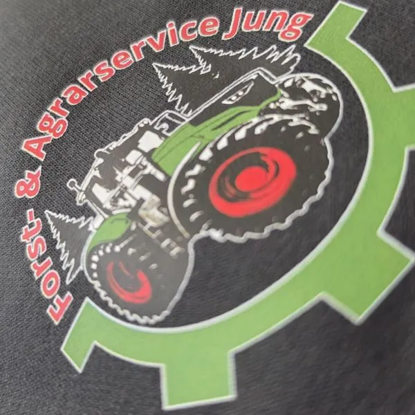 Bedrucktes Shirt mit Logo des Forst- und Agrarservice Jung