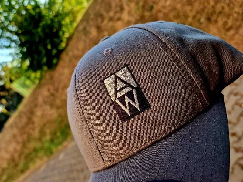 Graue Cap mit gesticktem Firmenlogo