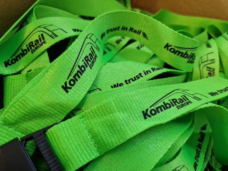 Grüne Schlüsselbänder mit bedrucktem Firmenlogo