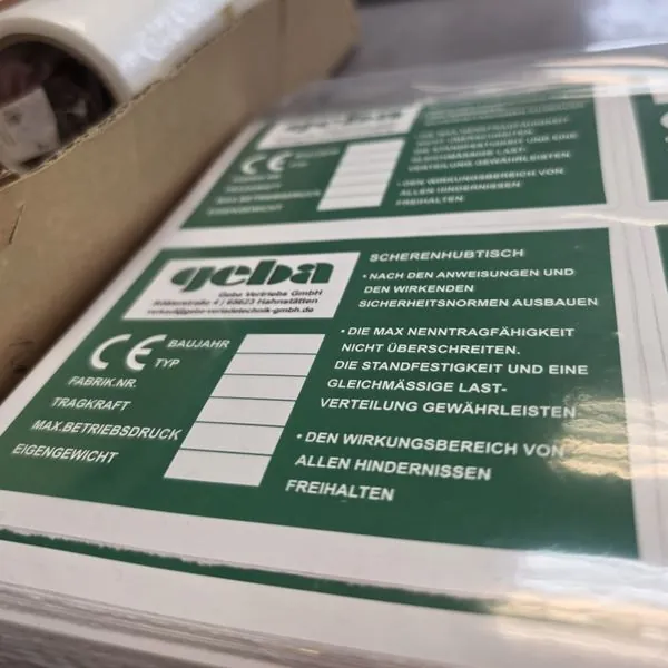 Grüne Typenschild-Aufkleber für einen Scherenhubtisch