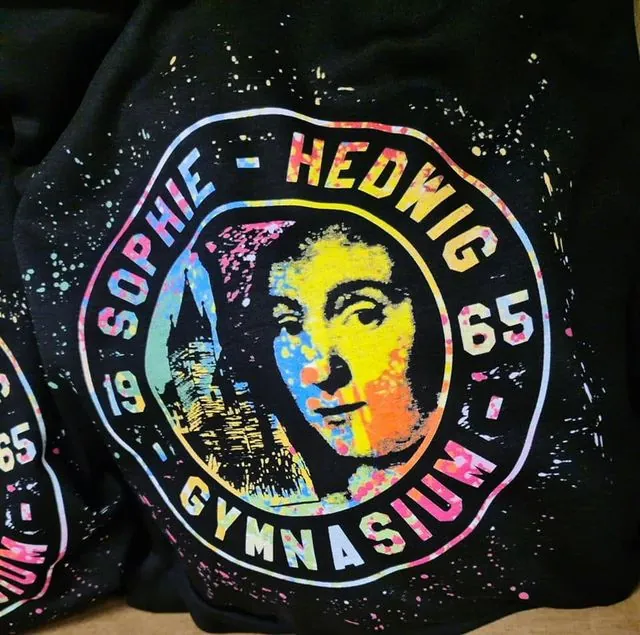 Schwarzer Hoodie mit buntem Schul-Motiv des Sophie-Hedwig-Gymnasiums